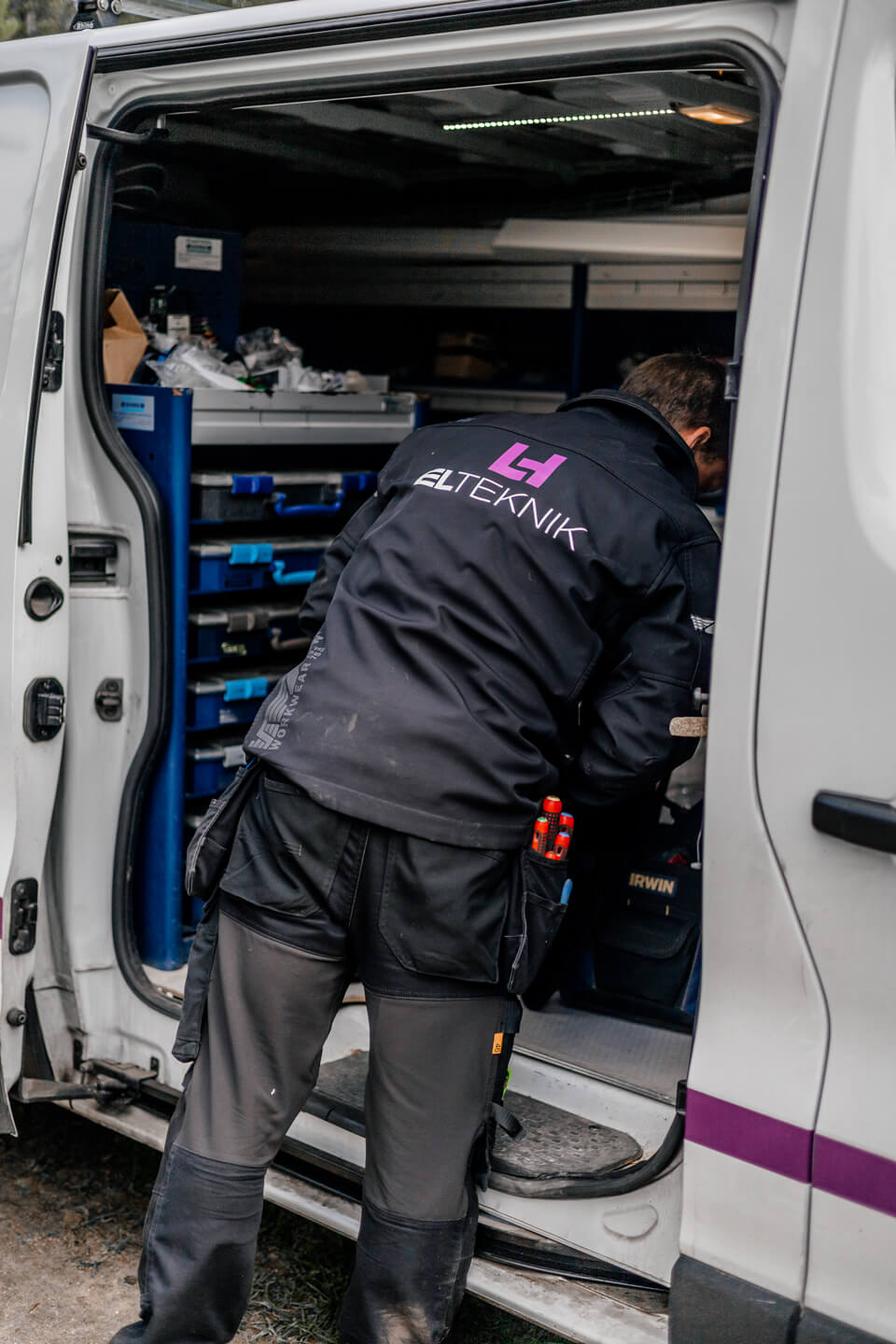 Elektriker der kigger i sin firmabil